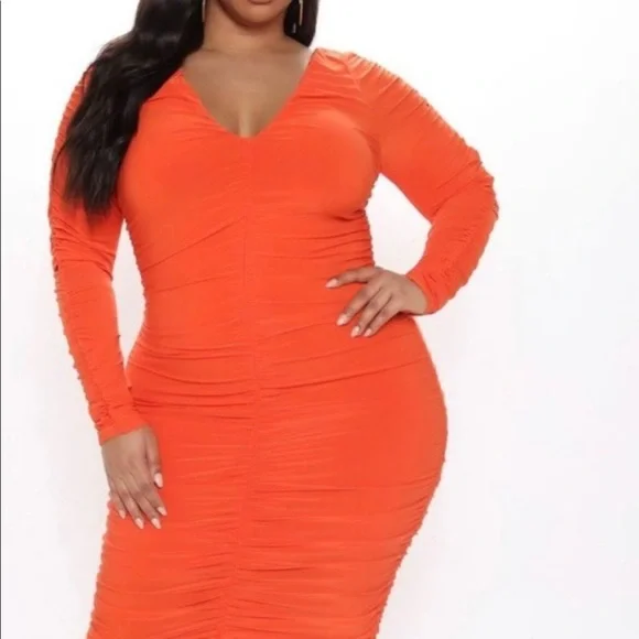 Ruched plus size dress - Picture 1 of 4